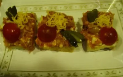 Canapé de atún, tomate frito, huevo cocido y aceitunas