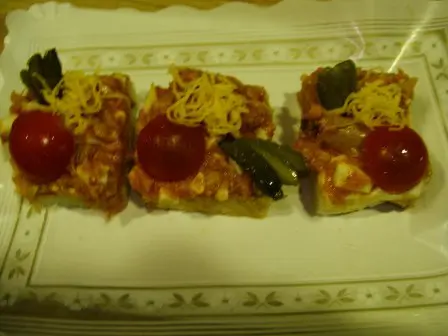 Canapé de atún, tomate frito, huevo cocido y aceitunas