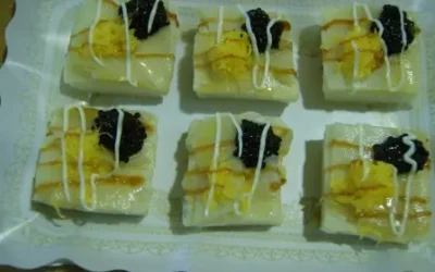 Canapé de bacalao ahumado con huevas rojas de trucha