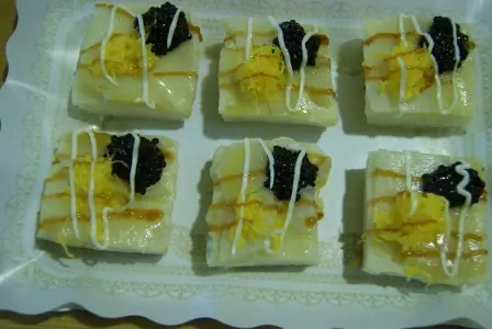 Canapé de bacalao ahumado con huevas rojas de trucha