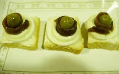 Canapé de huevo cocido, anchoas y aceitunas