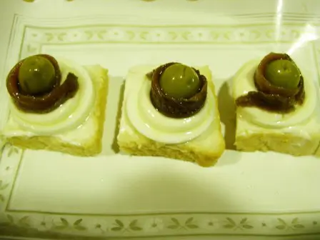 Canapé de huevo cocido, anchoas y aceitunas