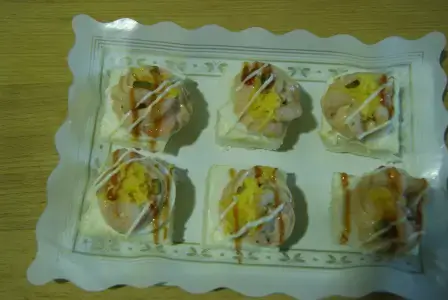 Canapé de huevo cocido y gambas Canapé de huevo cocido y gambas