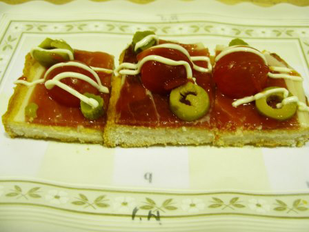 Canapé de jamón serrano y tomate cherry