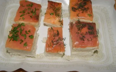 Canapé de queso cremoso, salmón y cebollino