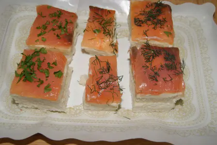 Canapé de queso cremoso, salmón y cebollino