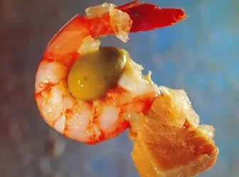 Pincho de aceituna, bonito, gamba, y cebolla