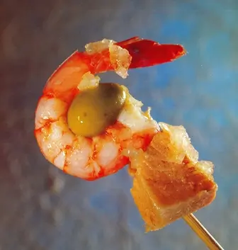 Pincho de aceituna, bonito, gamba, y cebolla