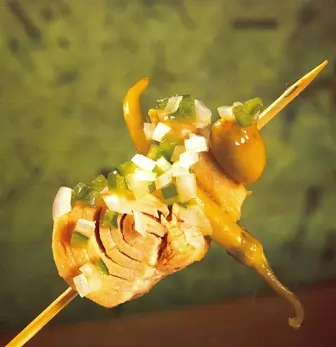 Pincho de aceituna, guindilla, bonito, espárrago y vinagreta