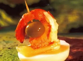 Pincho de huevo cocido, gamba y mayonesa