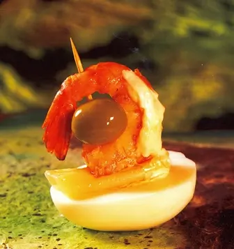 Pincho de huevo cocido, gamba y mayonesa