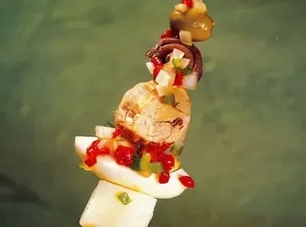 Pincho de patata cocida, huevo cocido, bonito, anchoa y aceituna