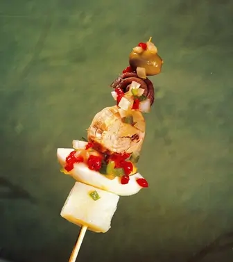 Pincho de patata cocida, huevo cocido, bonito, anchoa y aceituna