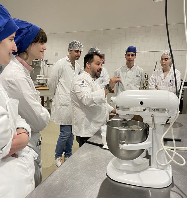 Actividad Aula-Empresa: Taller práctico de pastelería, impartido por Ricardo Vélez