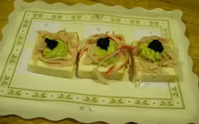 Canapé de aguacate y cangrejo