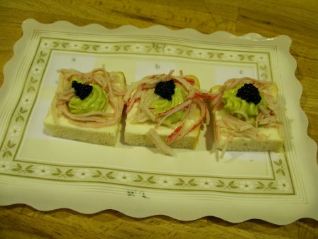 Canapé de aguacate y cangrejo