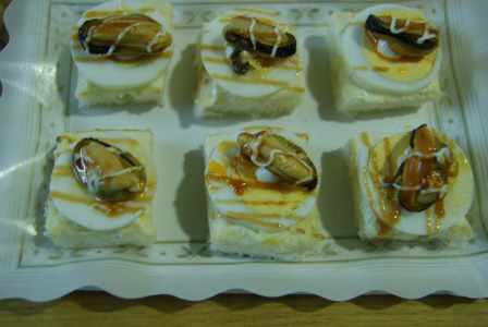 Canapé de huevo cocido y mejillón