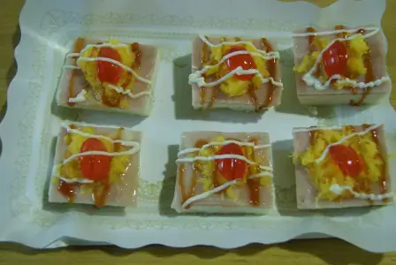Canapé de jamón cocido con huevo hilado Canapé de jamón cocido con huevo hilado