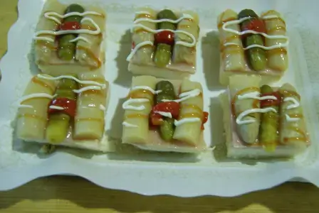 Canapé de jamón cocido, espárragos y pepinillo Canapé de jamón cocido, espárragos y pepinillo