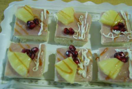 Canapé de jamón cocido,  piña y granada