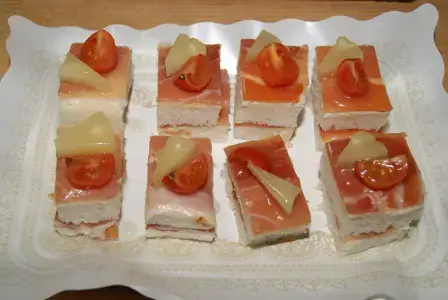 Canapé de jamón serrano y piña Canapé de jamón serrano y piña