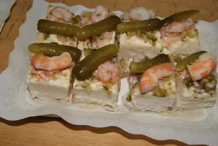 Canapé de langostinos y pepinillo Canapé de langostinos y pepinillo