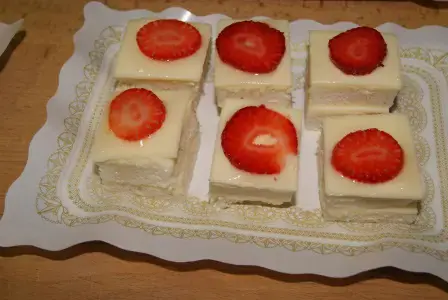 Canapé de lonchas de queso y fresas Canapé de lonchas de queso y fresas