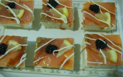 Canapé de queso con salmón ahumado