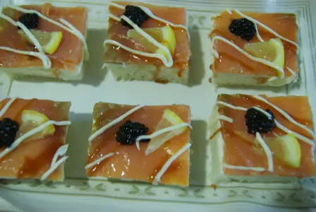 Canapé de queso con salmón ahumado