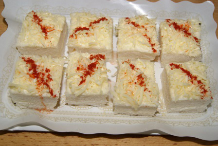 Canapé de queso rallado