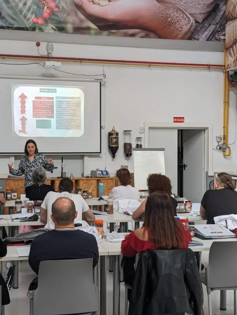 El Aula del Café en Palencia ofrece formación especializada y fomenta la innovación en la industria del café, impulsando la economía local y nacional. Palencia, junio de 2024 - En una apuesta por la innovación y la formación especializada, Palencia se posiciona como un referente nacional en la industria del café gracias al curso "Fabricación de productos de café y sucedáneos de café" impartido por CETECE. Este curso, gestionado por el Servicio Público de Empleo de Castilla y León y financiado por el Ministerio de Educación y Formación Profesional, se imparte en el Aula del Café del Centro EFIDES desde el 27 de mayo hasta el 19 de julio de 2024. El Aula del Café, fruto de una colaboración entre el Ayuntamiento de Palencia, el Centro Tecnológico de Cereales de Castilla y León (CETECE), y empresas líderes en la industria como PROSOL y SEDA Olam, es un espacio formativo especializado en el café. Con el objetivo de convertir a Palencia en un hub nacional del café, esta iniciativa no solo ofrece cursos de capacitación profesional, sino que también fomenta la innovación, la cultura y el desarrollo en el ámbito del café. Un espacio de innovación y oportunidades El curso, que se desarrolla en el Aula del Café, ubicada en el Centro EFIDES, está diseñado para proporcionar a los participantes habilidades especializadas en la producción y elaboración de café. Además, busca facilitar la inserción laboral en una industria que tiene una fuerte presencia en la ciudad, gracias a la existencia de importantes fábricas productoras de café soluble. Actividades y objetivos del Aula del Café • Capacitación profesional: Los asistentes reciben formación práctica y teórica sobre la fabricación de productos de café y sus sucedáneos. • Investigación y Desarrollo (I+D+i): Se fomenta la colaboración en proyectos de investigación y desarrollo, impulsando la industria agroalimentaria local. Un paseo por Palencia: Café ‘Made in Palencia’ El Aula del Café también ha sido protagonista de reportajes como "Un Paseo por Palencia", destacando la relevancia y el impacto de esta iniciativa en la comunidad local y nacional. Invitación a la comunidad Se invita a todos los interesados a visitar el Aula del Café y participar en las actividades y formaciones que se ofrecen. Ubicado en el Centro EFIDES, este espacio es un punto de encuentro para los amantes del café y aquellos que desean adquirir nuevas competencias en un sector en pleno crecimiento. Para más información sobre el curso y otras actividades del Aula del Café, visita nuestra página web Cetece - Centro Tecnológico de Cereales de Castilla y León 