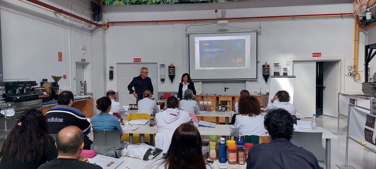 Ricardo Oteros, CEO de Supracafé y representante de la SCA en España, visita el aula del café