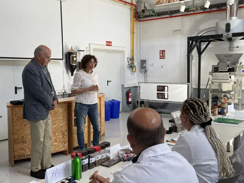 Judith Castro Gómez visita el Aula del Café